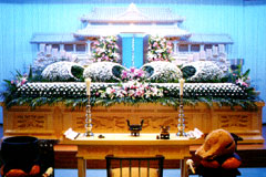 一階祭壇(飾り花は一例です)